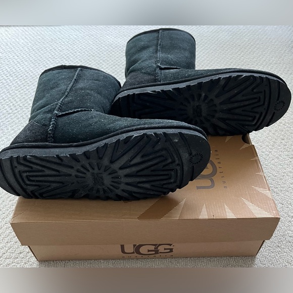 UGG Classic Short Boots - Picture 6 of 6